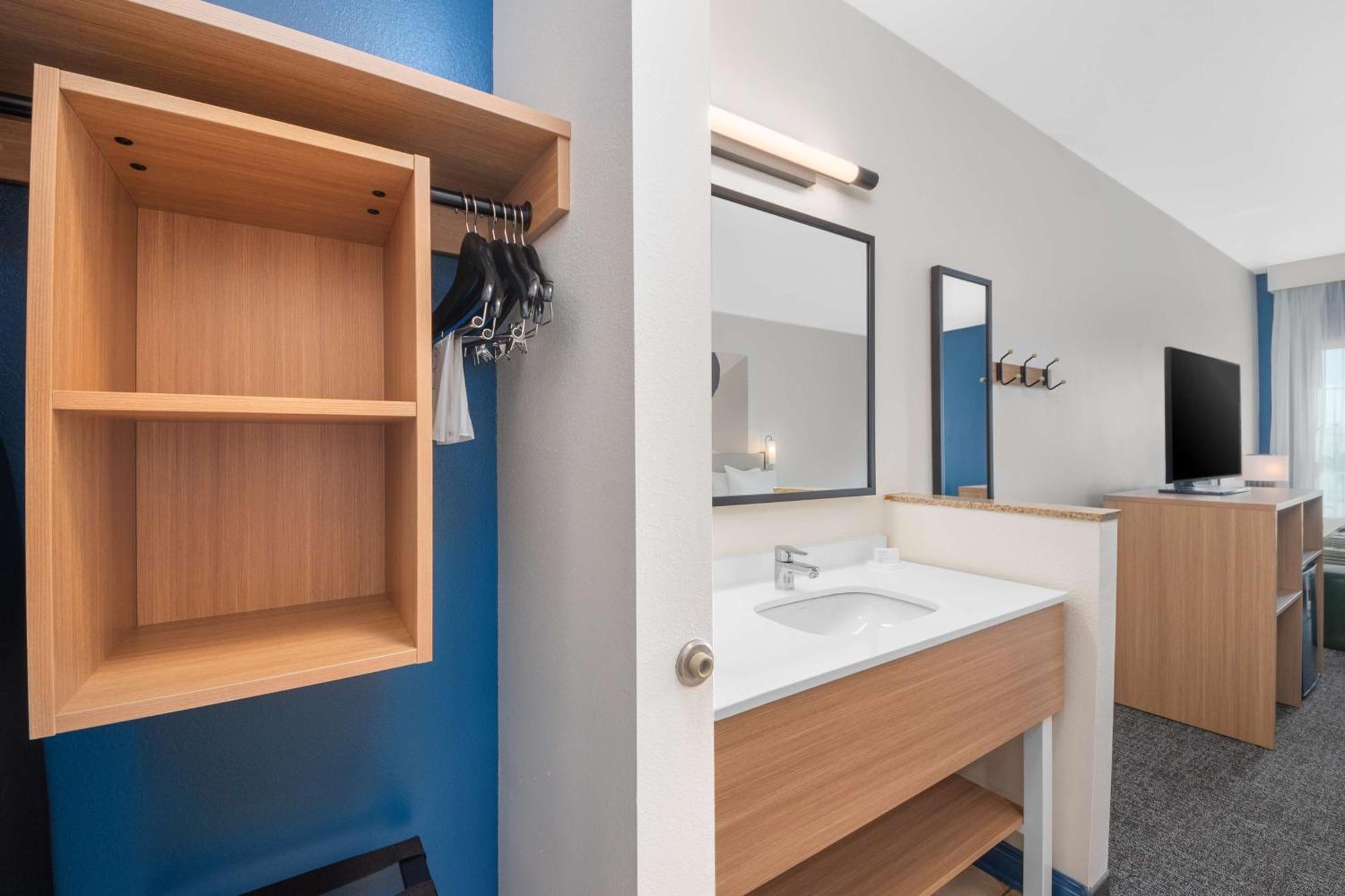 Spark By Hilton Minot Bagian luar foto
