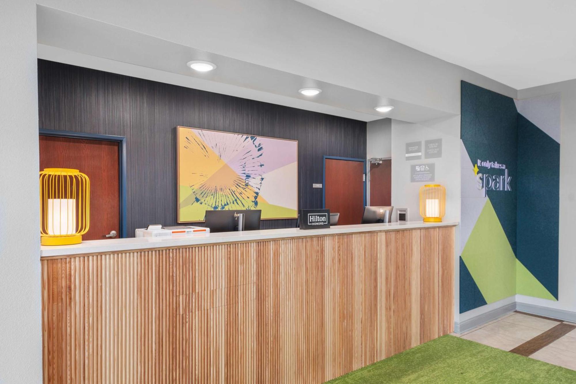 Spark By Hilton Minot Bagian luar foto