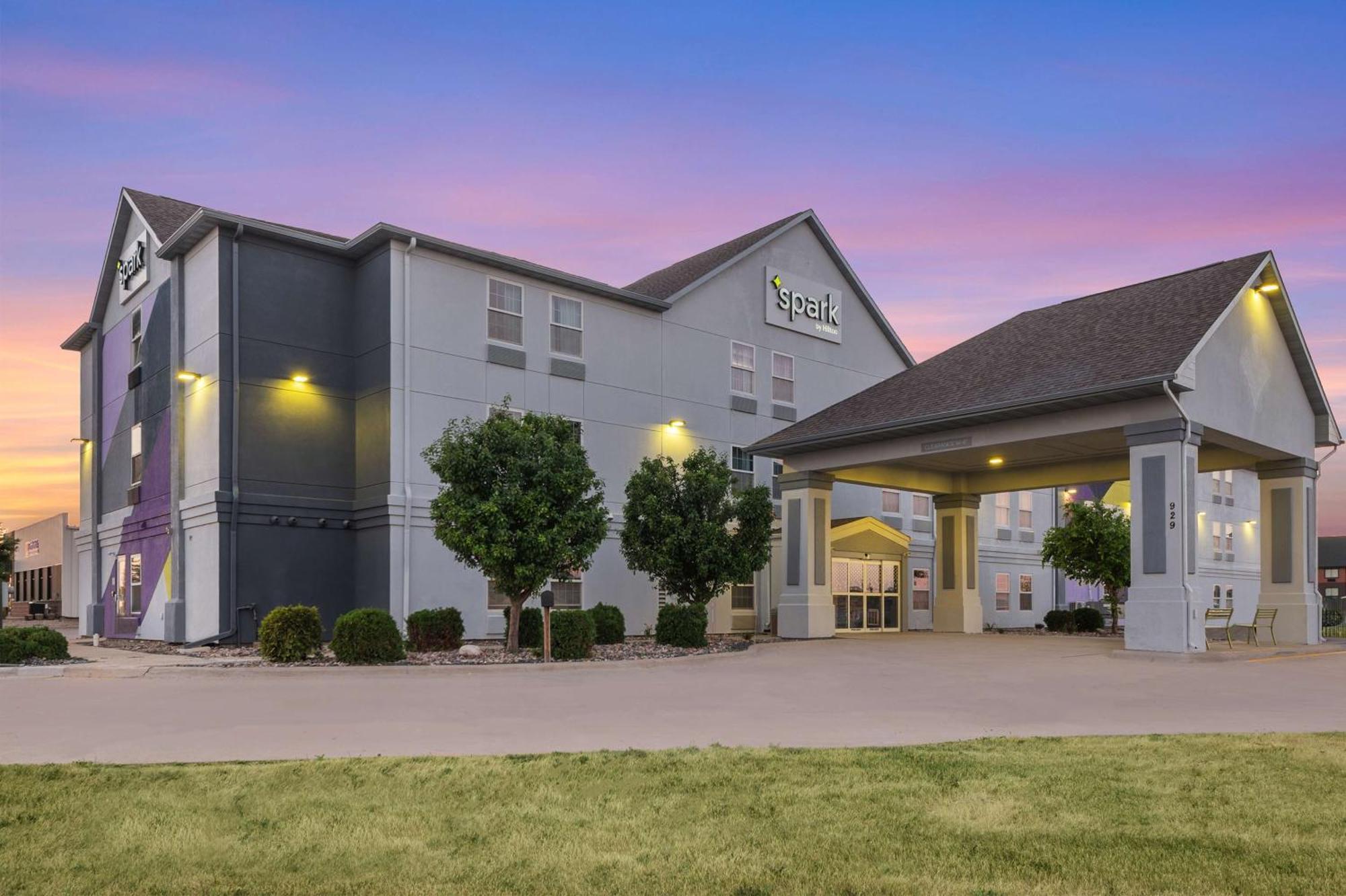 Spark By Hilton Minot Bagian luar foto
