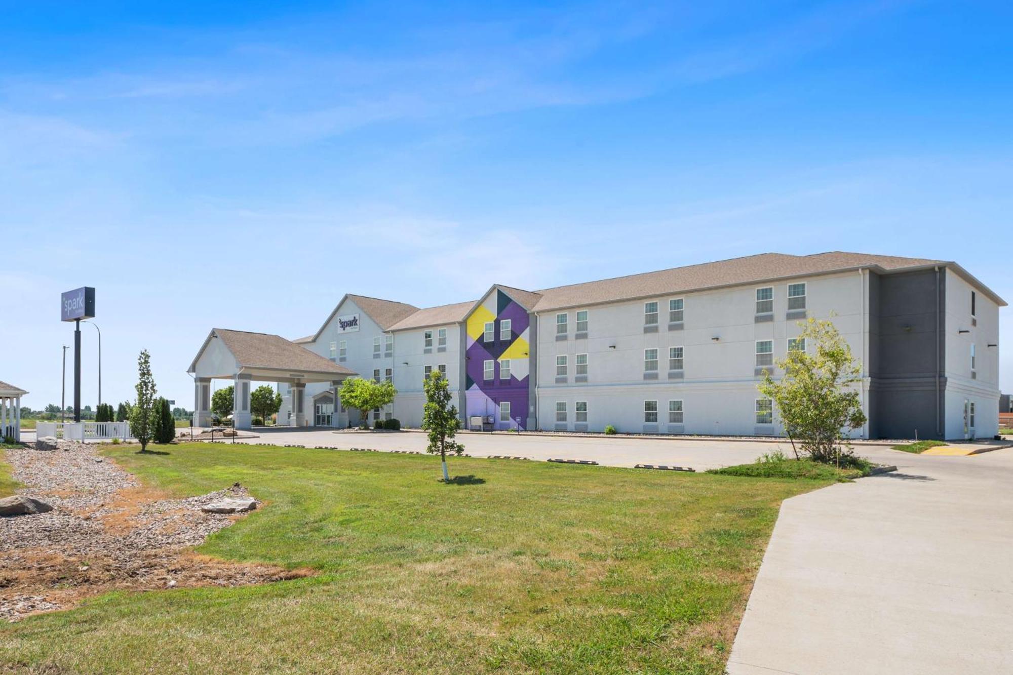 Spark By Hilton Minot Bagian luar foto