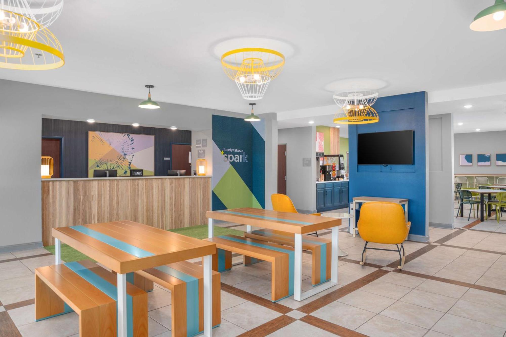 Spark By Hilton Minot Bagian luar foto